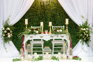 wedding show wedding decor booth display boxwood backdrop